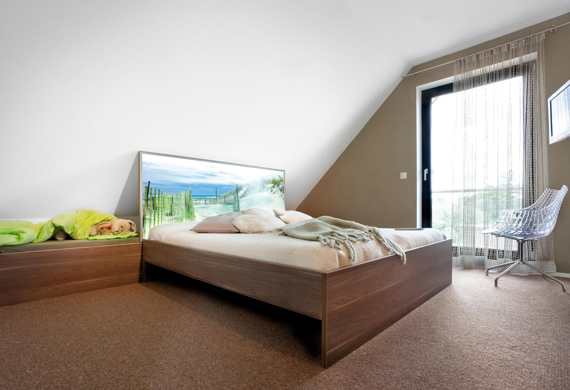 Schlafzimmer mit modernem Bett