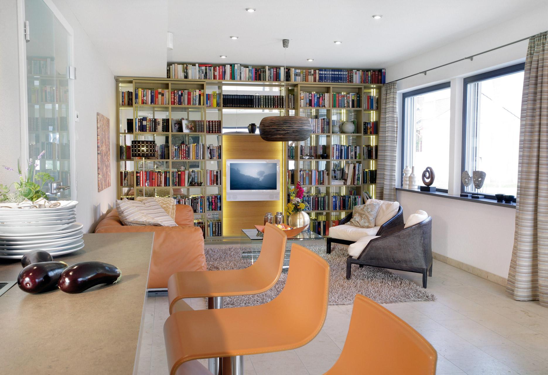 Sala de estar con biblioteca de la carpintería Schwörer Design