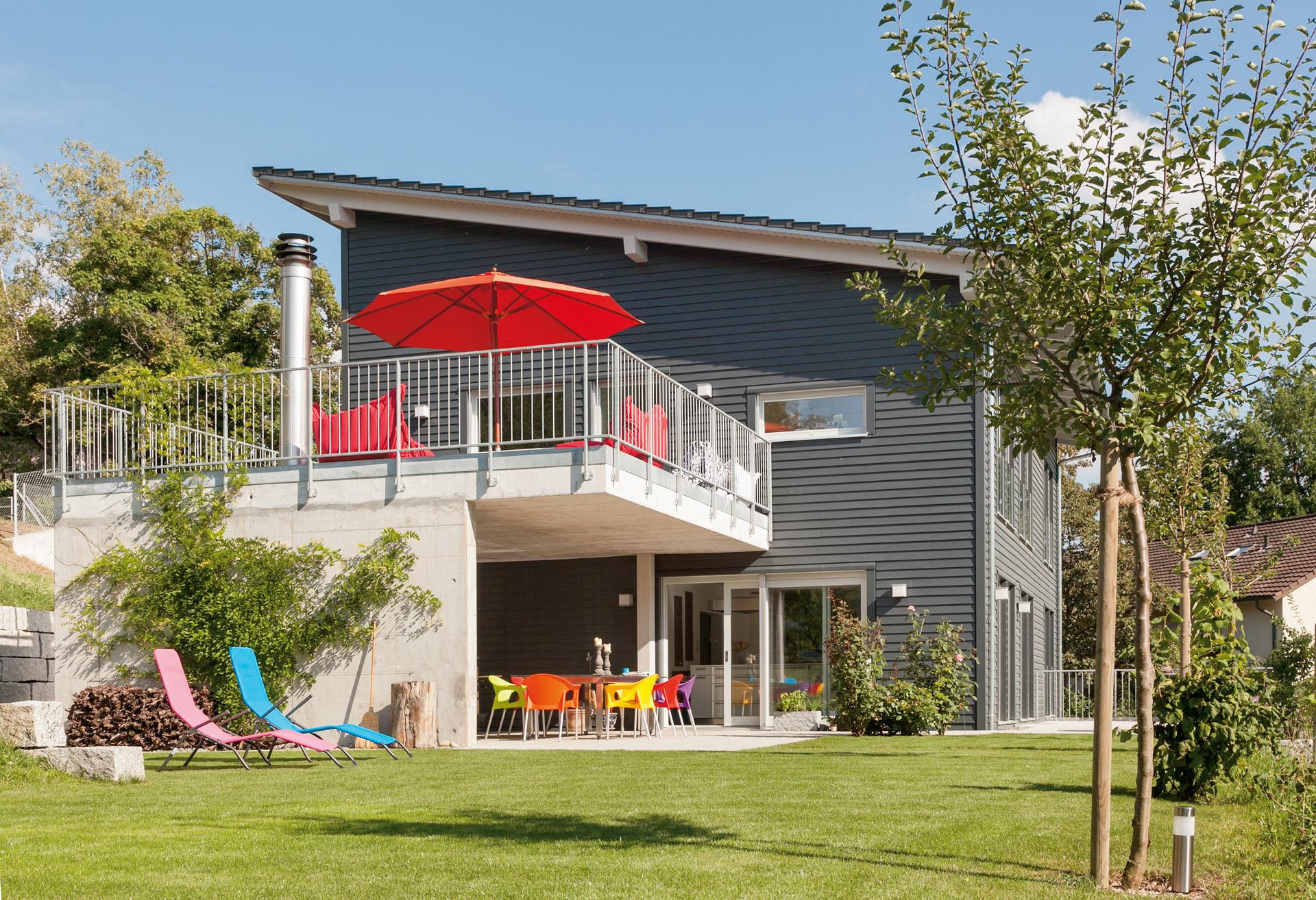 Maison économe en énergie avec toit pentu et terrasse