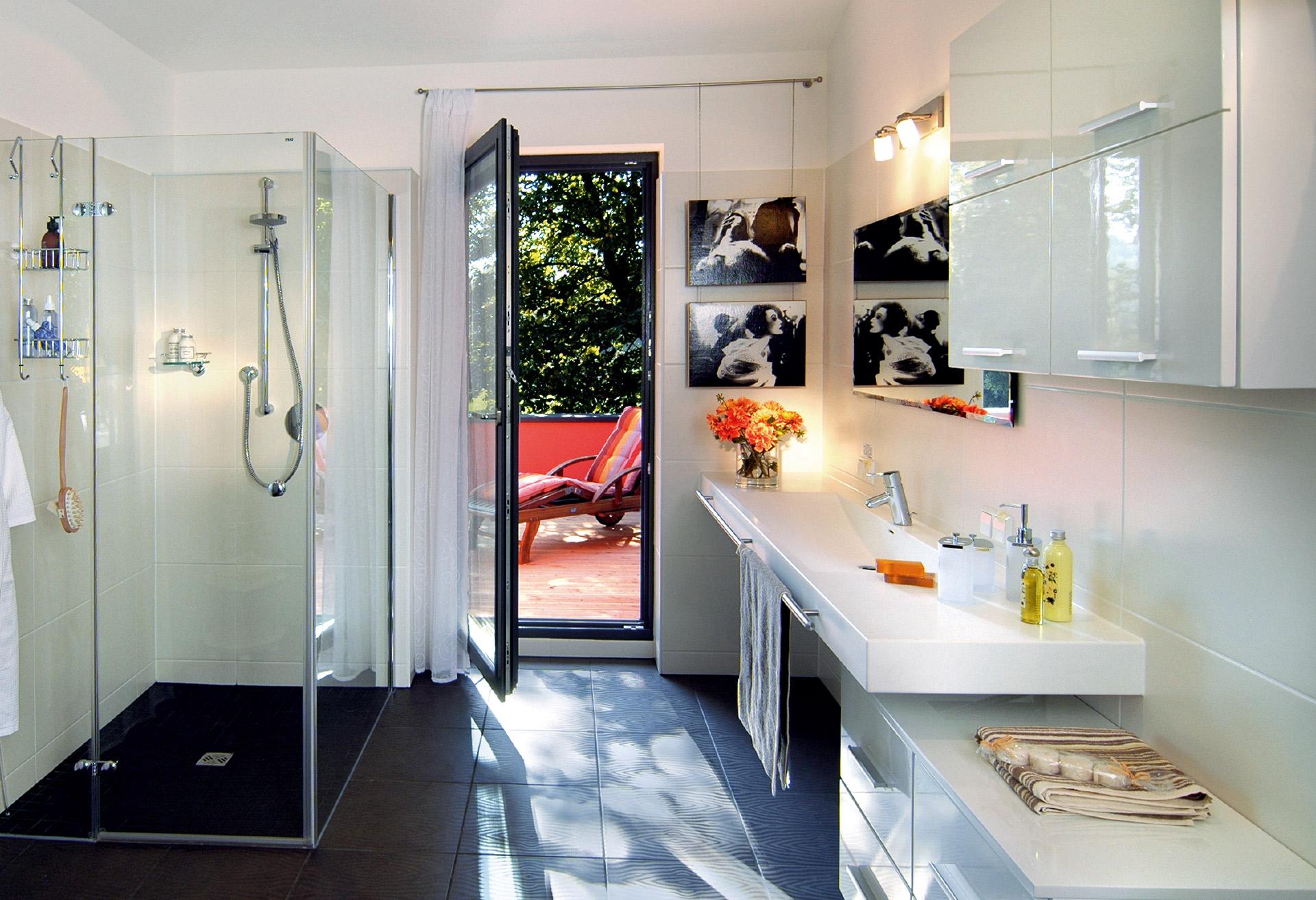 [Translate to Français:] Modernes Dusch-Bad mit Zugang zur Dachterrasse