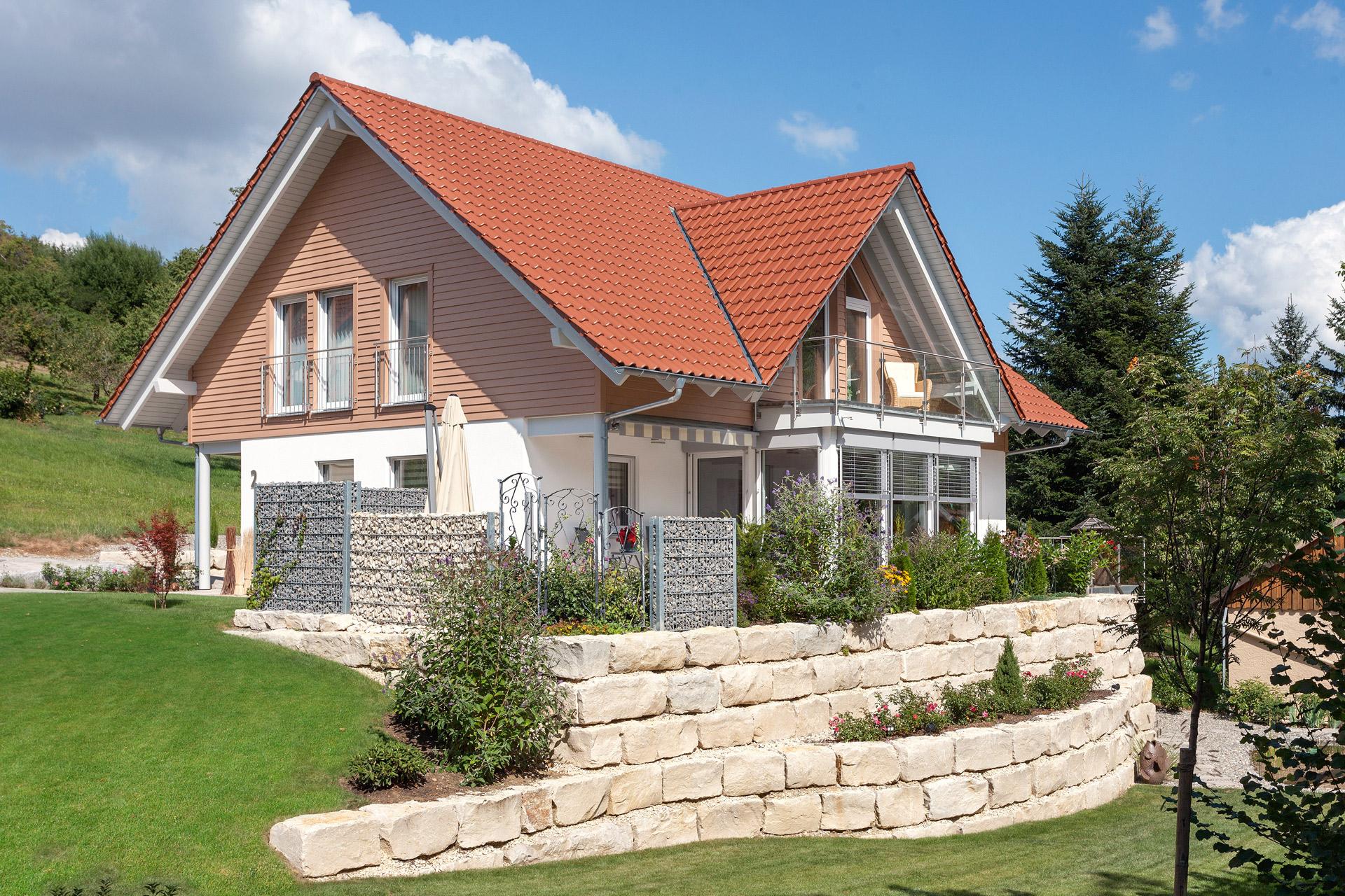 Detached house with saddle roof dormer 