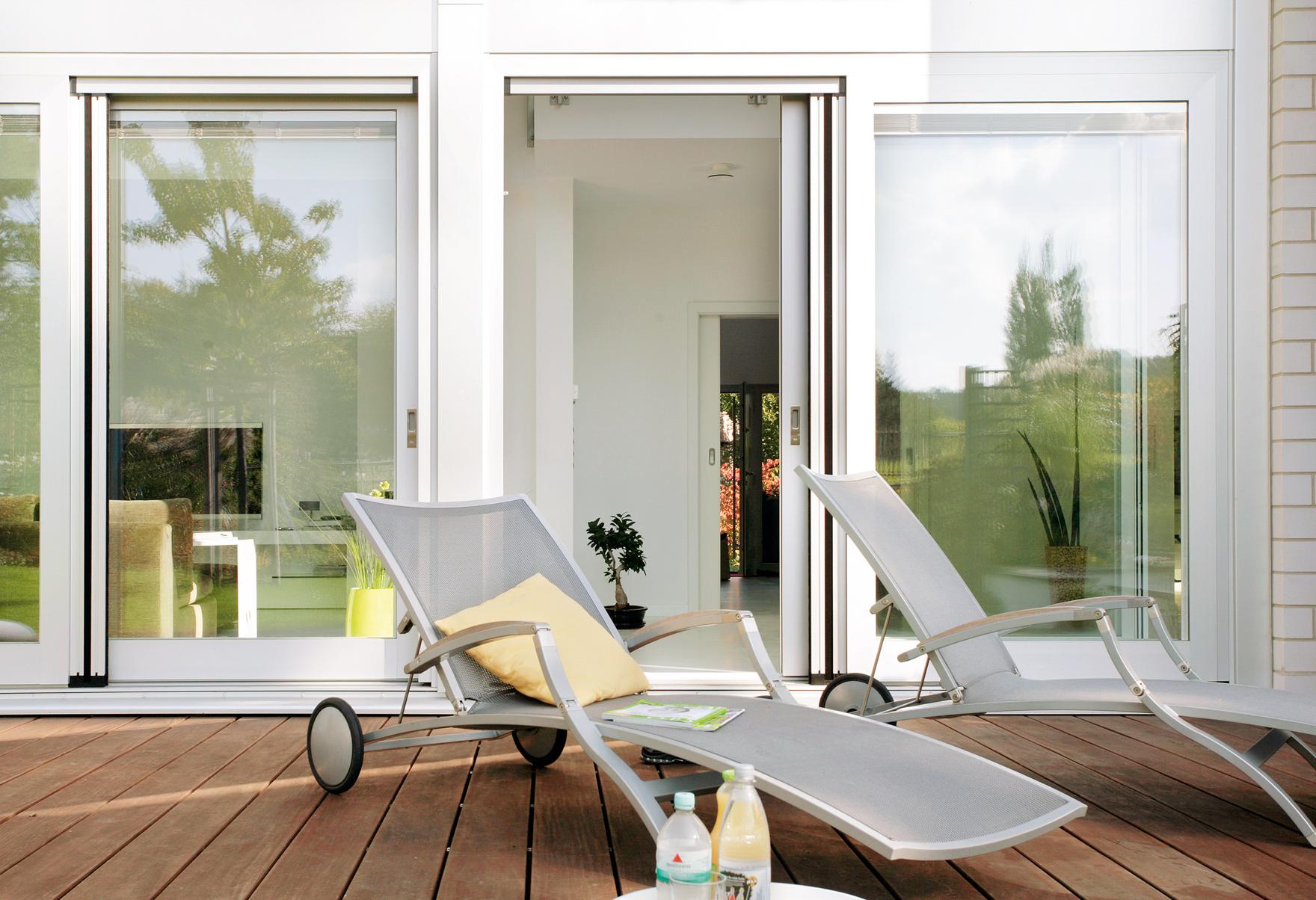Terrasse confortable avec chaises longues