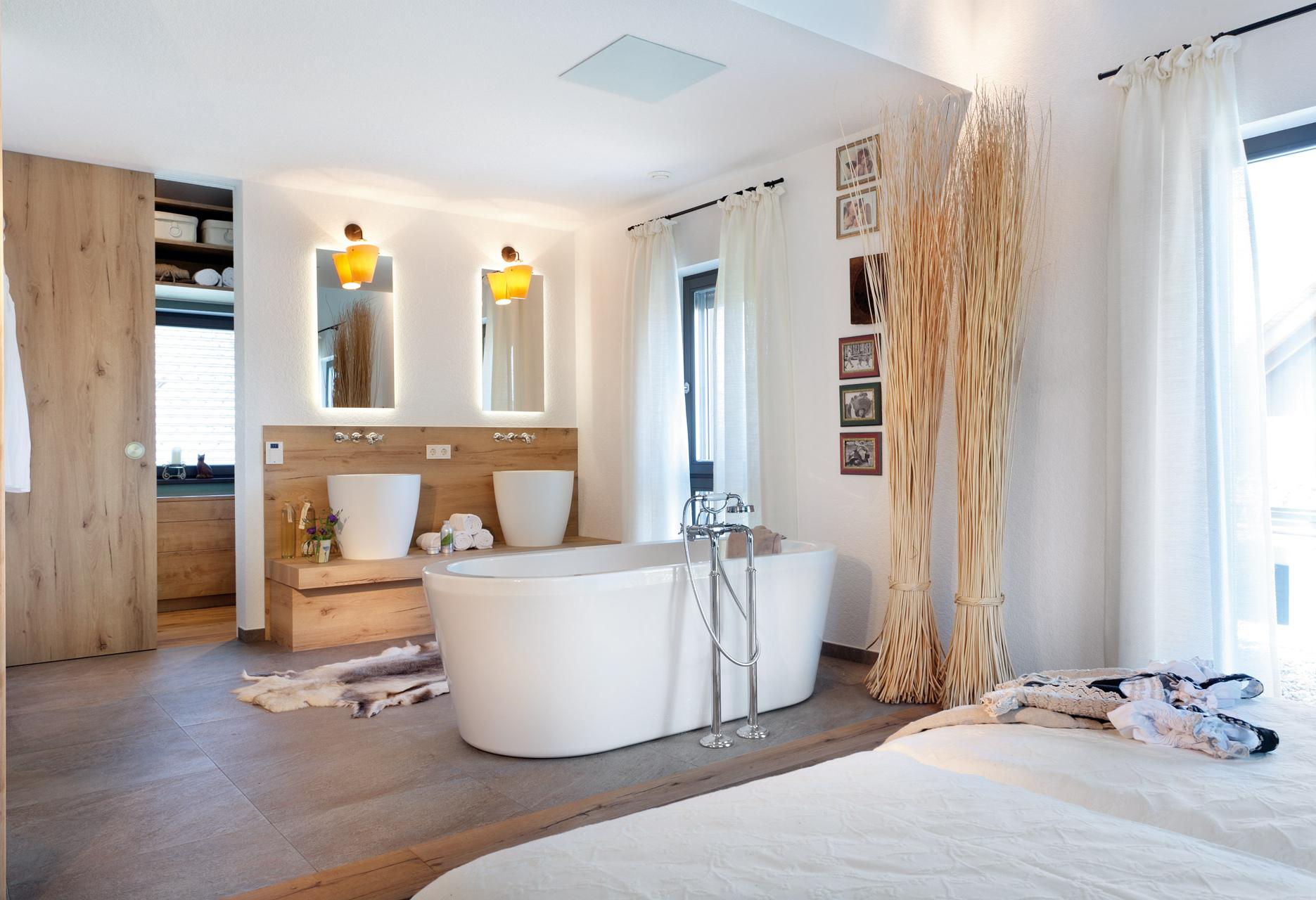 Salle de bain ouverte dans la chambre à coucher dans le style campagnard