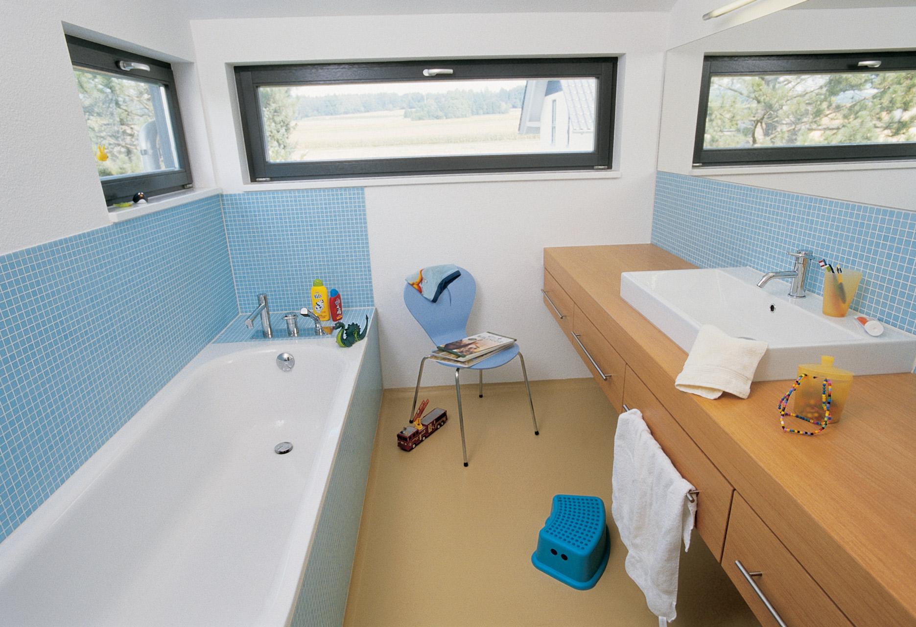 Salle de bain familiale avec carreaux de mosaïque bleue