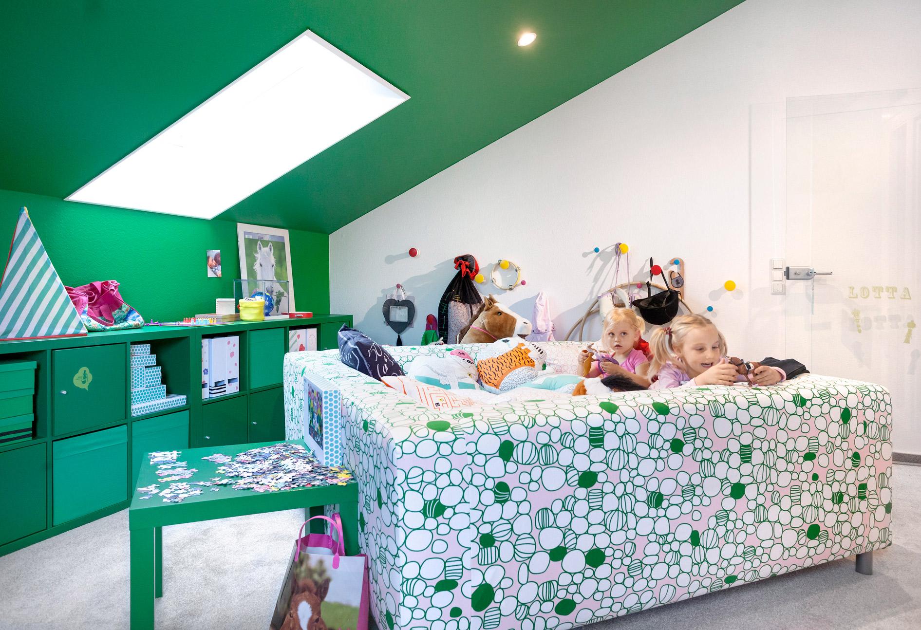 chambre d'enfants verte avec des meubles Ikea