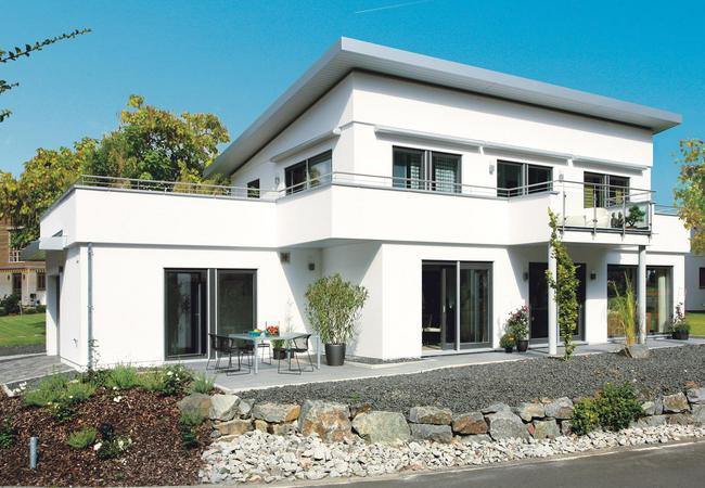 Villa moderna con techo inclinado y terraza en la azotea