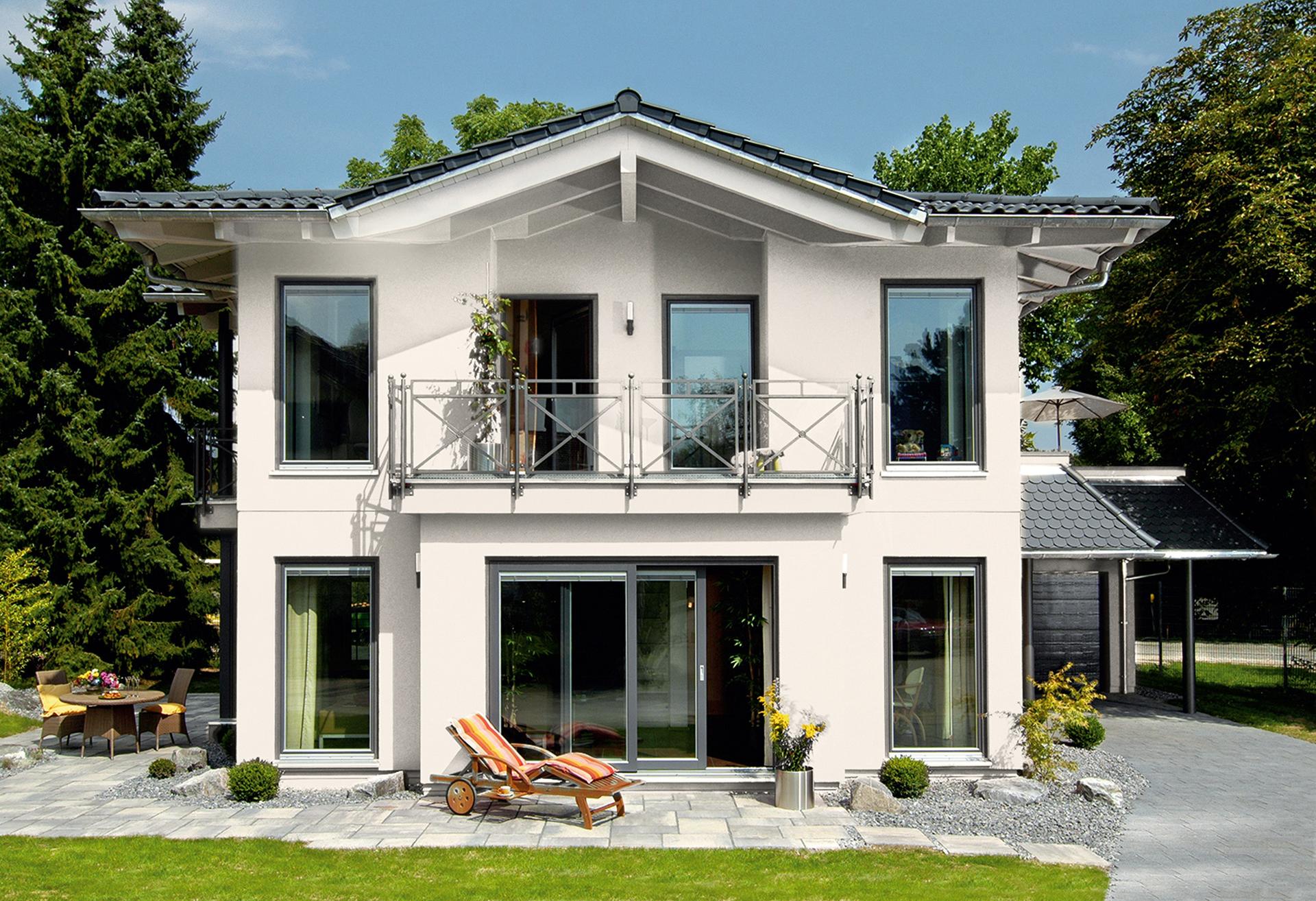 Casa mediterránea con ventana acristalada, terraza y balcón
