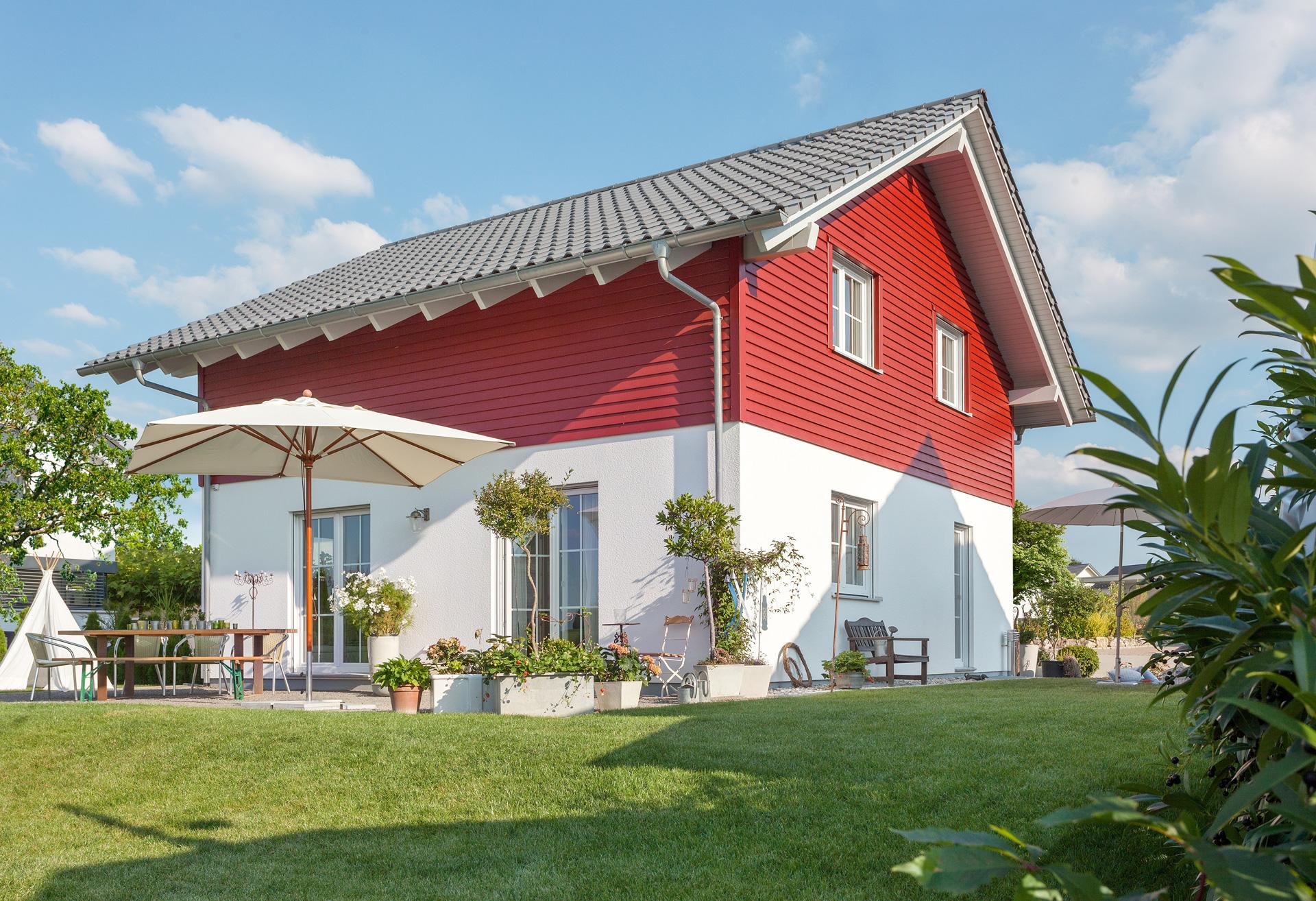 Modernes Landhaus mit roter Holzfassade