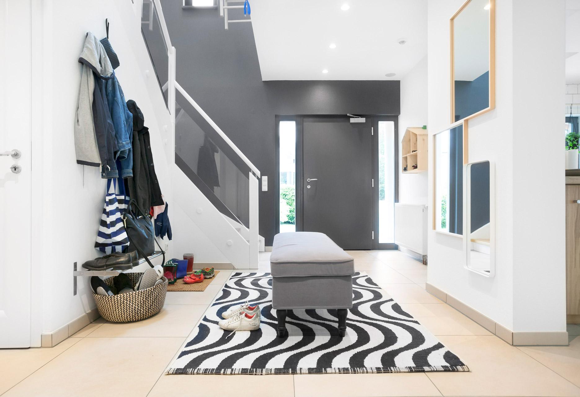 Couloir spacieux dans une maison de famille avec des meubles Ikea