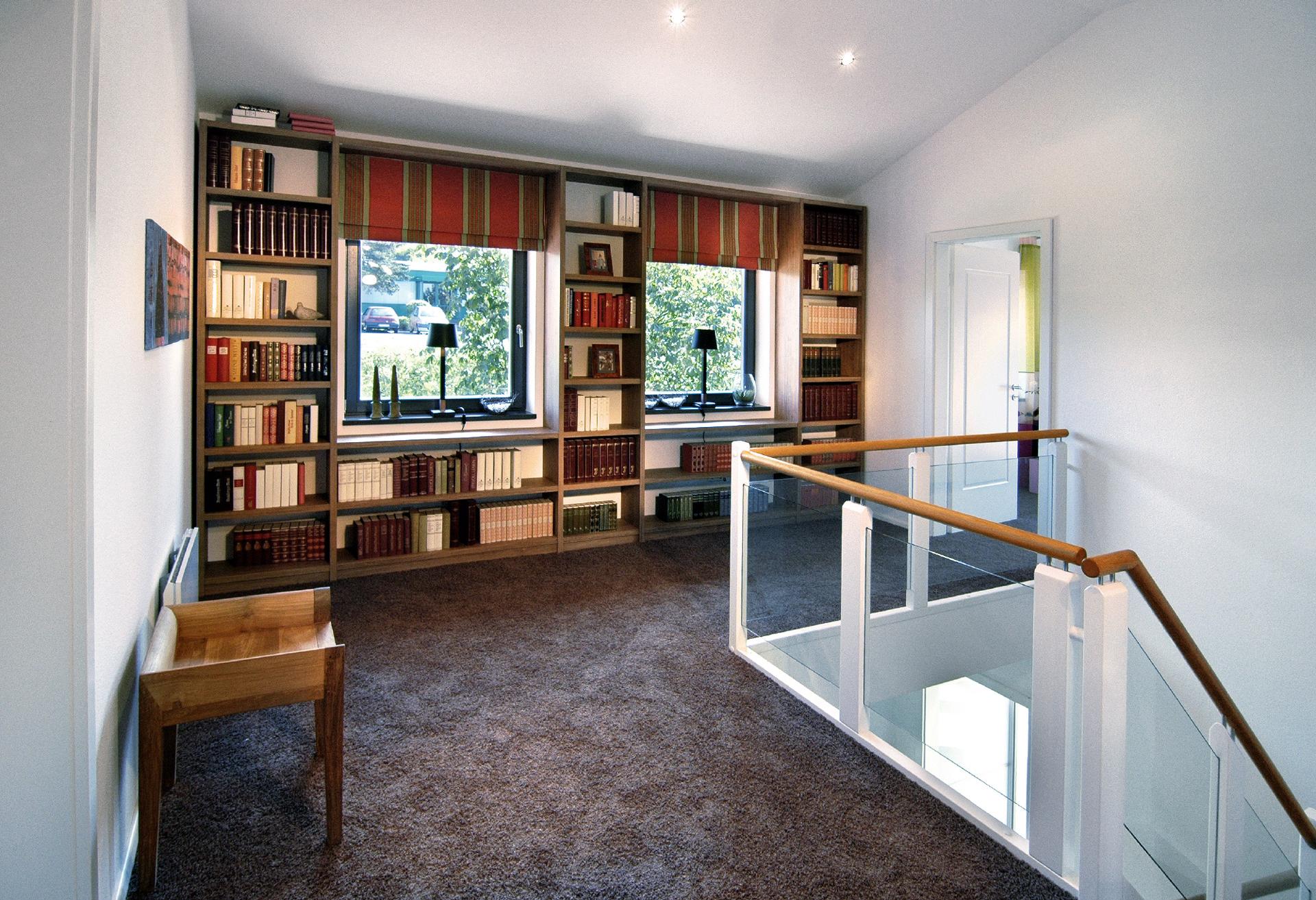 Flur im Dachgeschoss mit Bibliothek