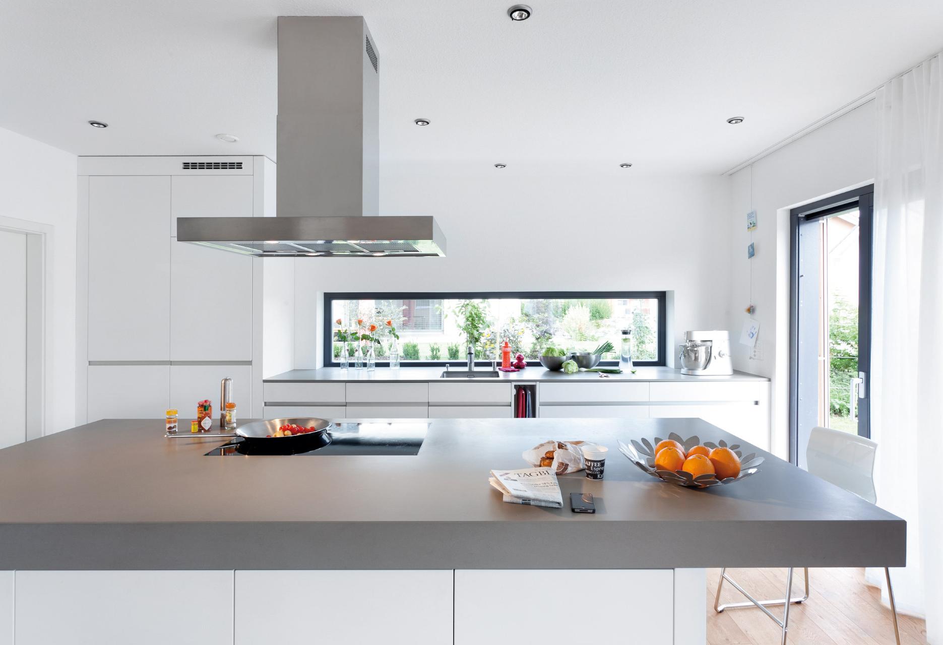 Cucina moderna bianca con piano di lavoro grigio e isola grande 