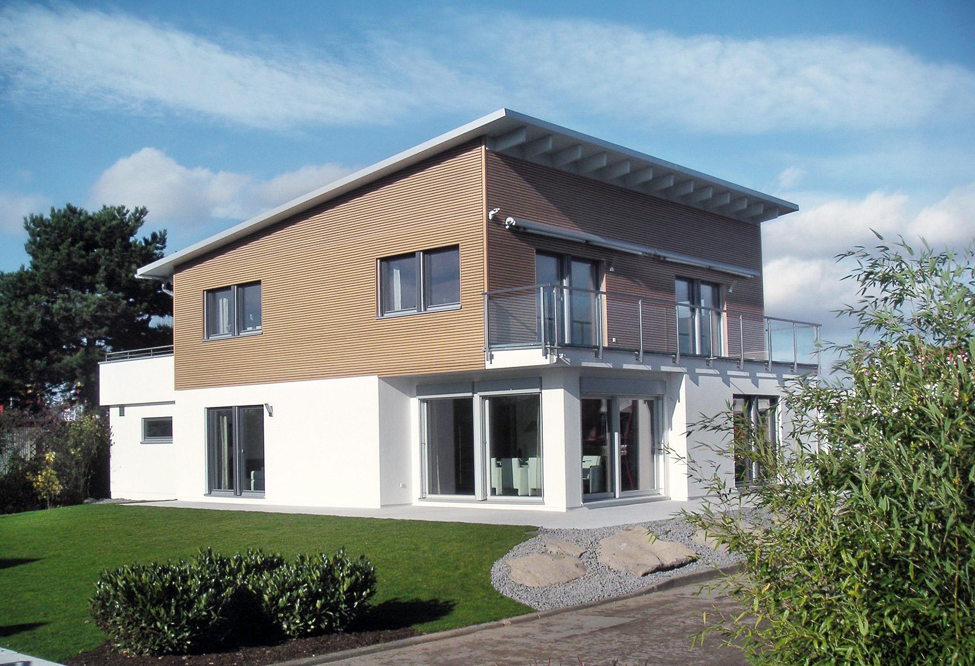 Maison individuelle dans le style Bauhaus avec toit pentu