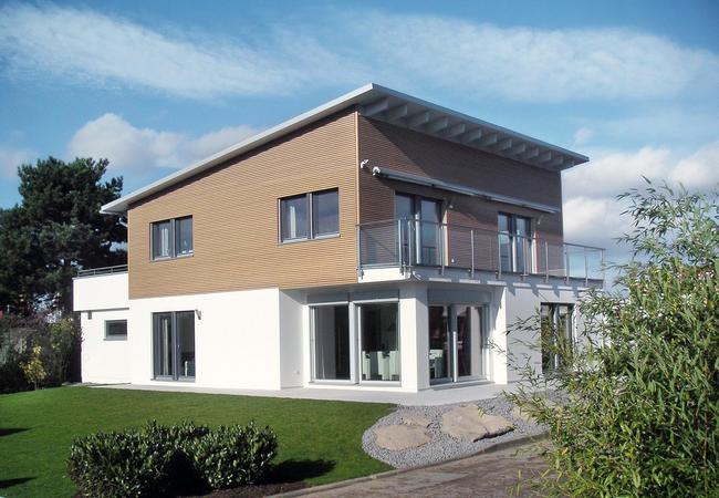 Casa independiente en estilo Bauhaus con techo inclinado