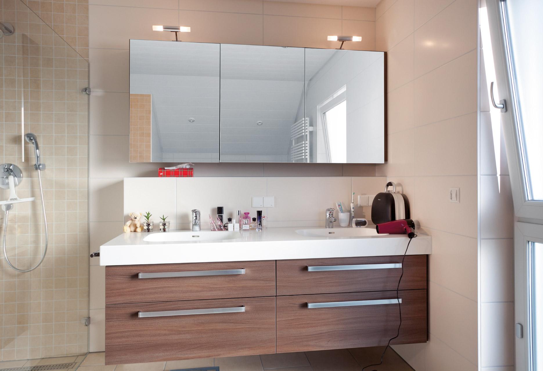 Badezimmer mit Doppelwaschbecken und Spiegelschrank