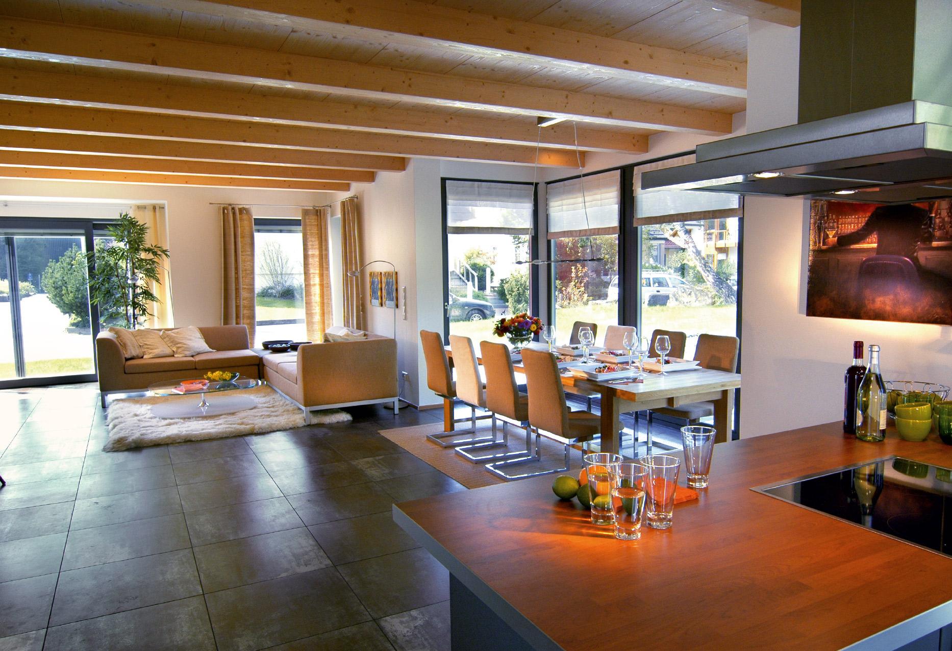 Gran sala de estar, comedor y cocina con techo de madera