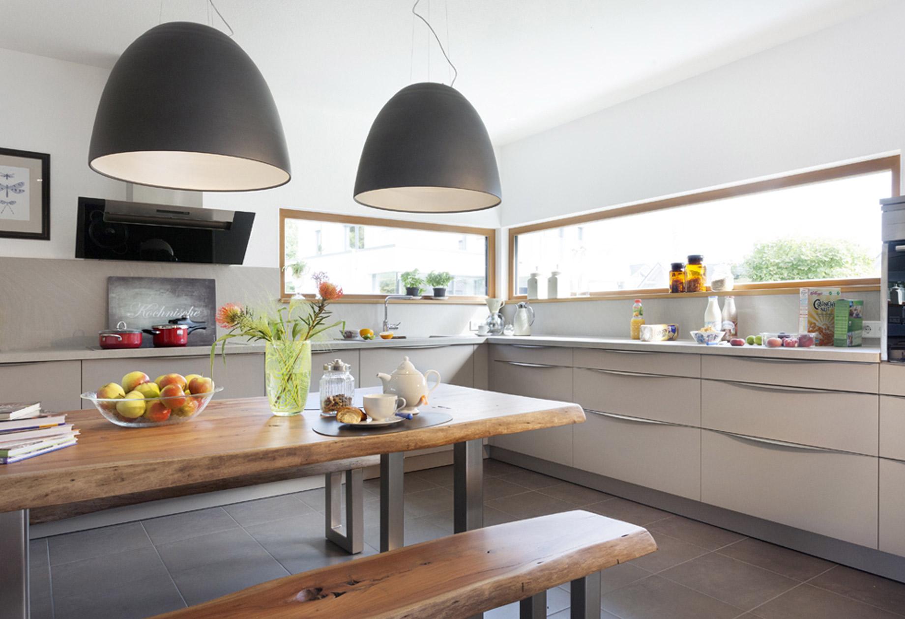 Cucina abitabile moderna con finestre in diagonale 
