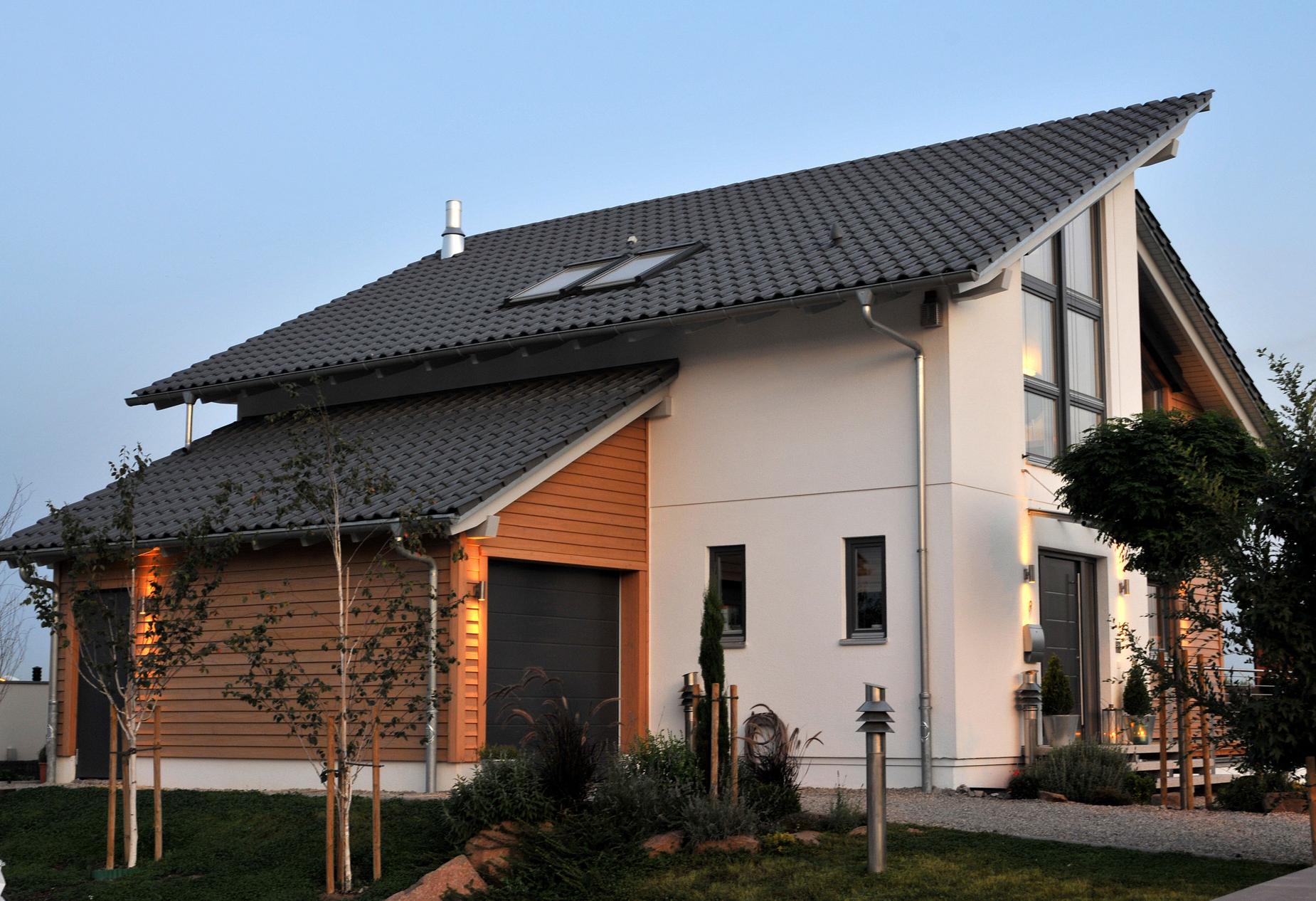 Maison préfabriquée avec façade en bois et toit pentu décalé