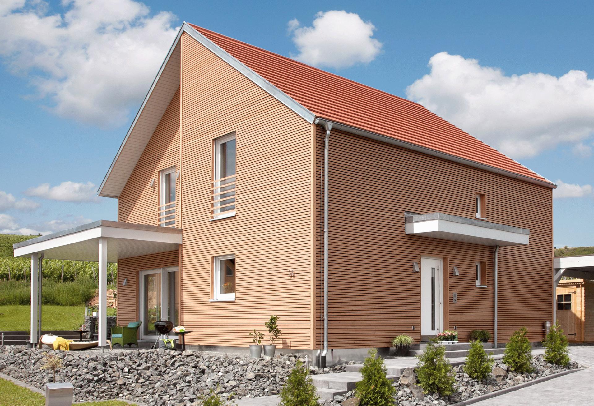 Einfamilienhaus mit Holzfassade im Bauhausstil