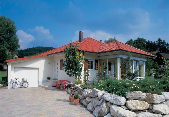 Bungalow with bay window and hipped roof