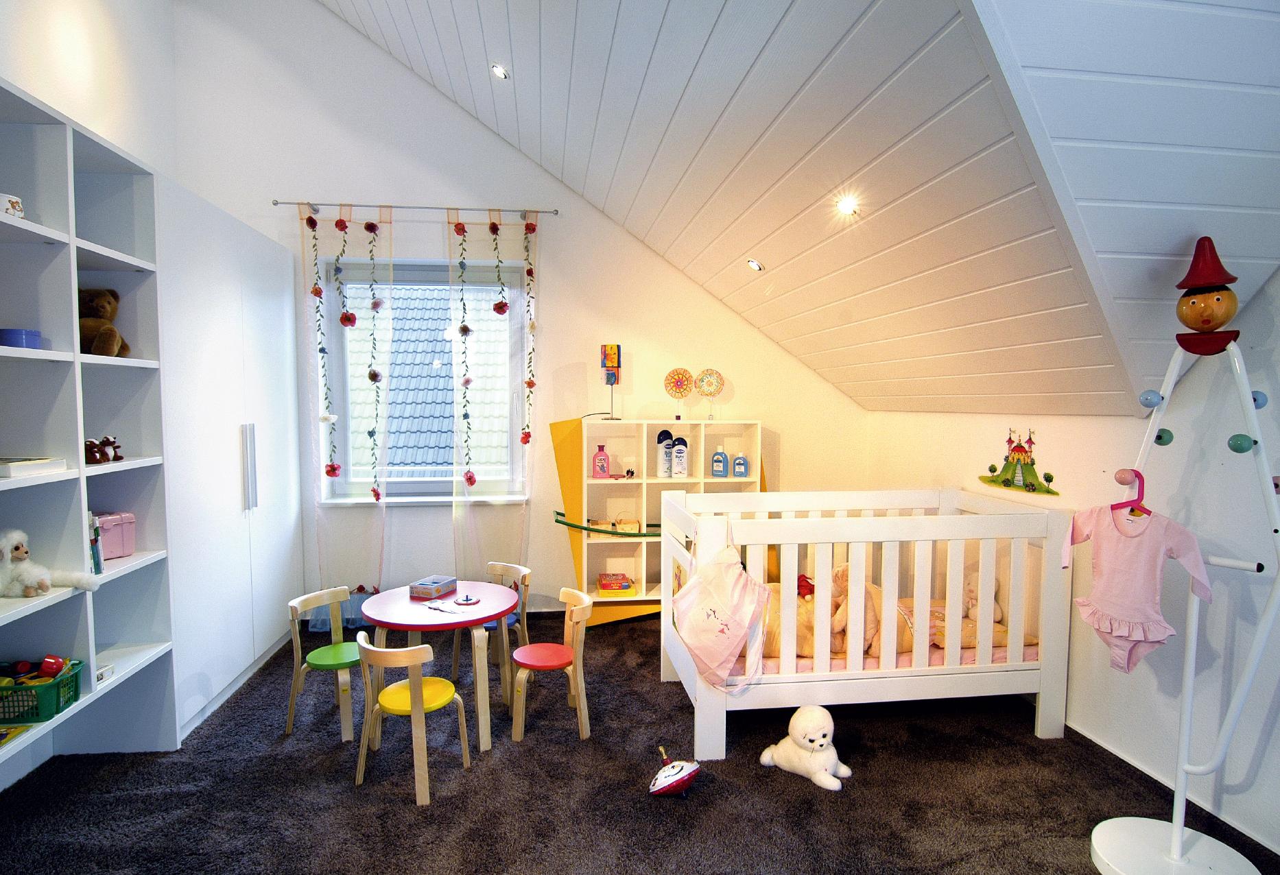 Kinderzimmer mit braunem Teppichboden
