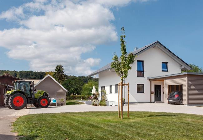 Maison individuelle classique avec toit en pente et garage