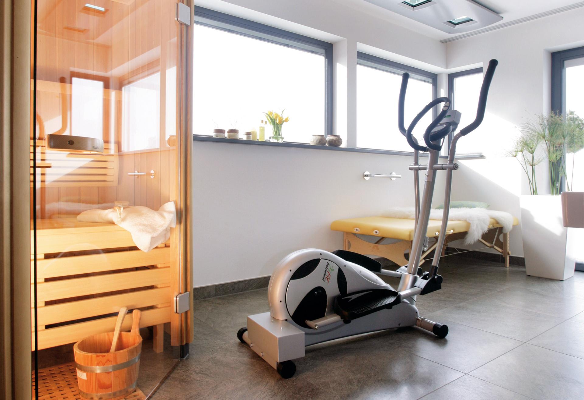 Wellnessbereich mit Sauna und Fitness-Trainer
