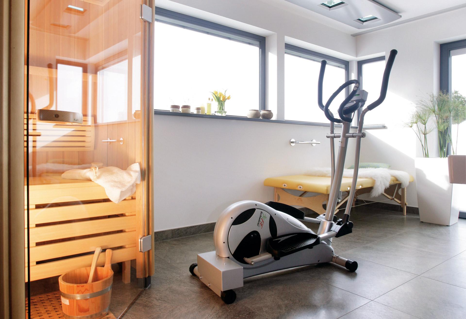Wellnessbereich mit Sauna und Fitness-Trainer