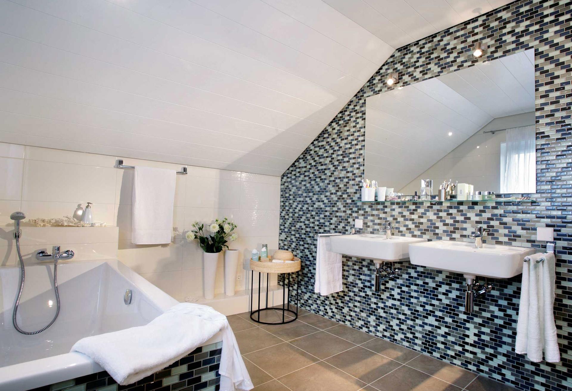 Modernes Badezimmer mit blauen Mosaikfliesen