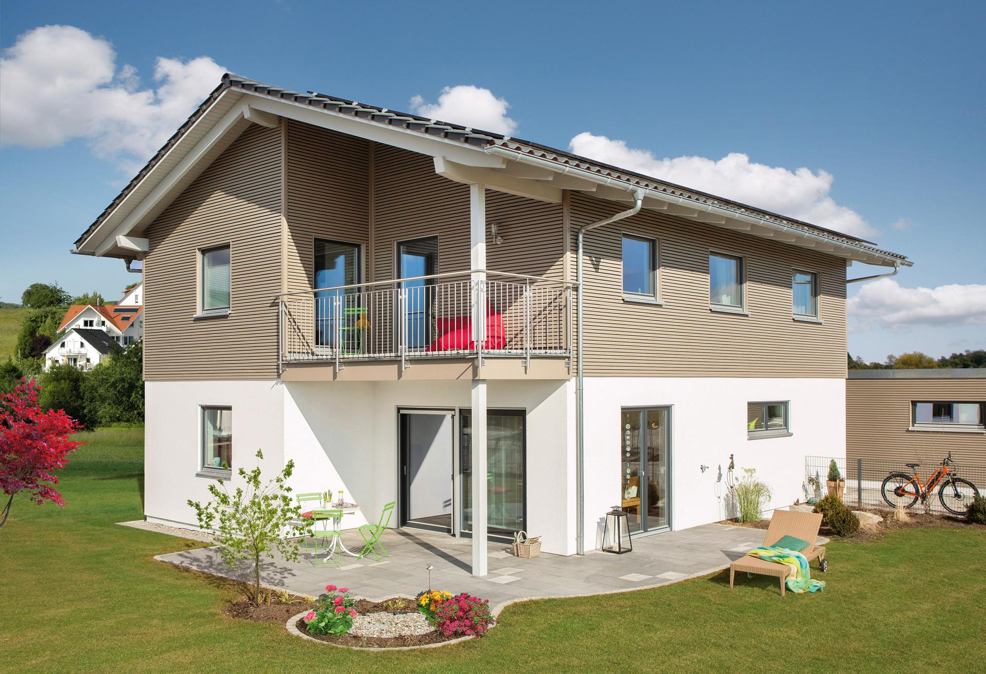 Maison à efficacité énergétique avec toit incliné et système photovoltaïque