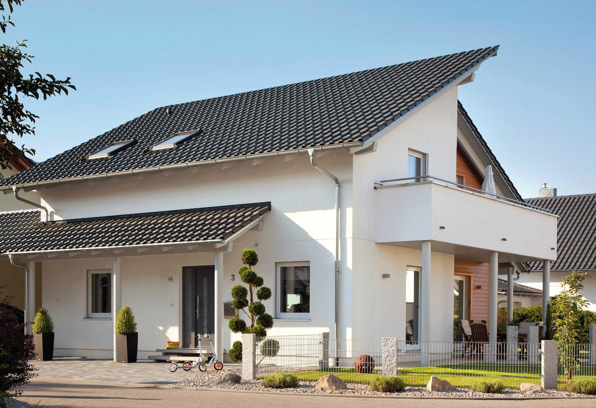 Maison préfabriquée moderne avec toit pentu décalé