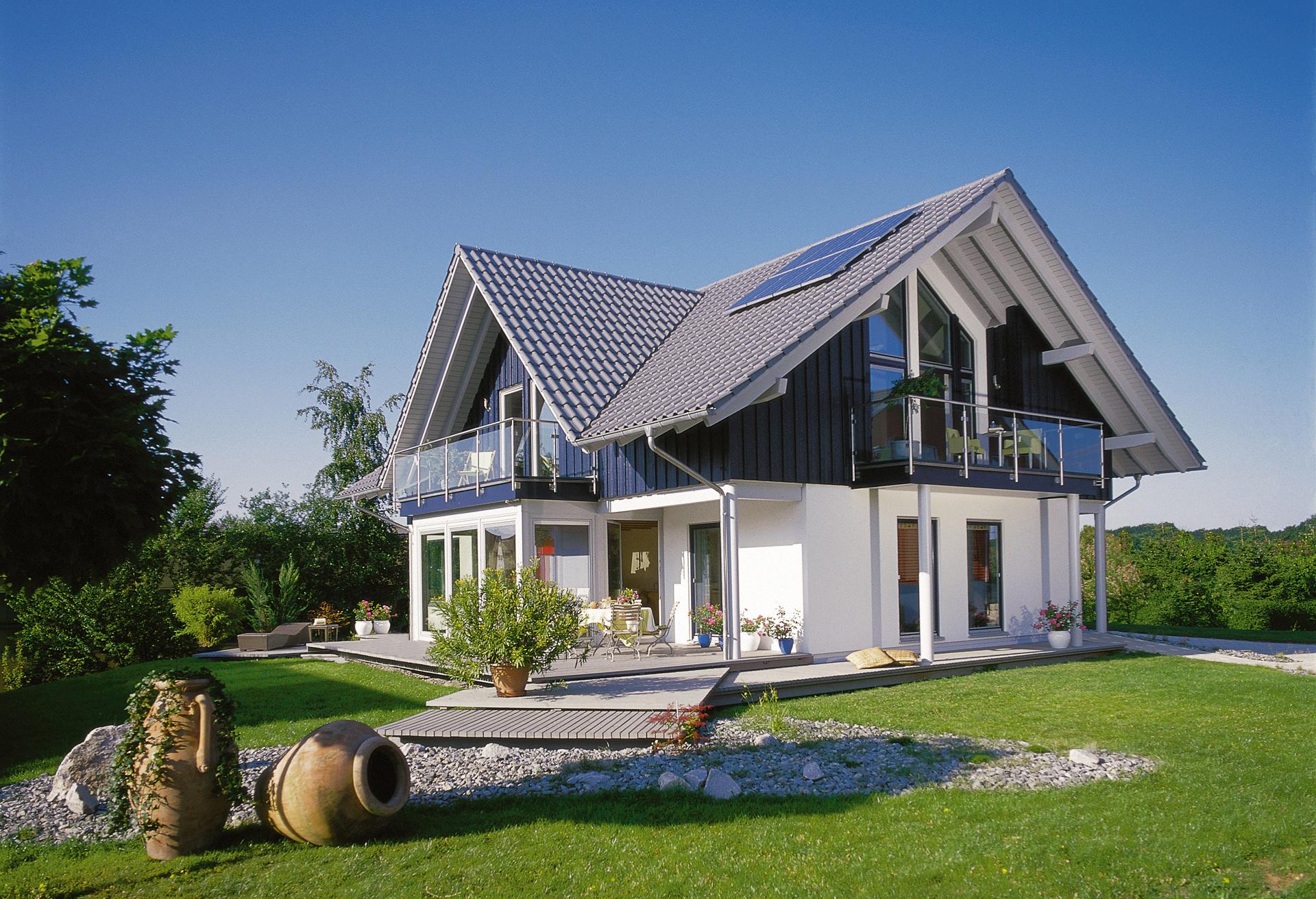 Casa unifamiliare moderna in stile country house con veranda chiusa 