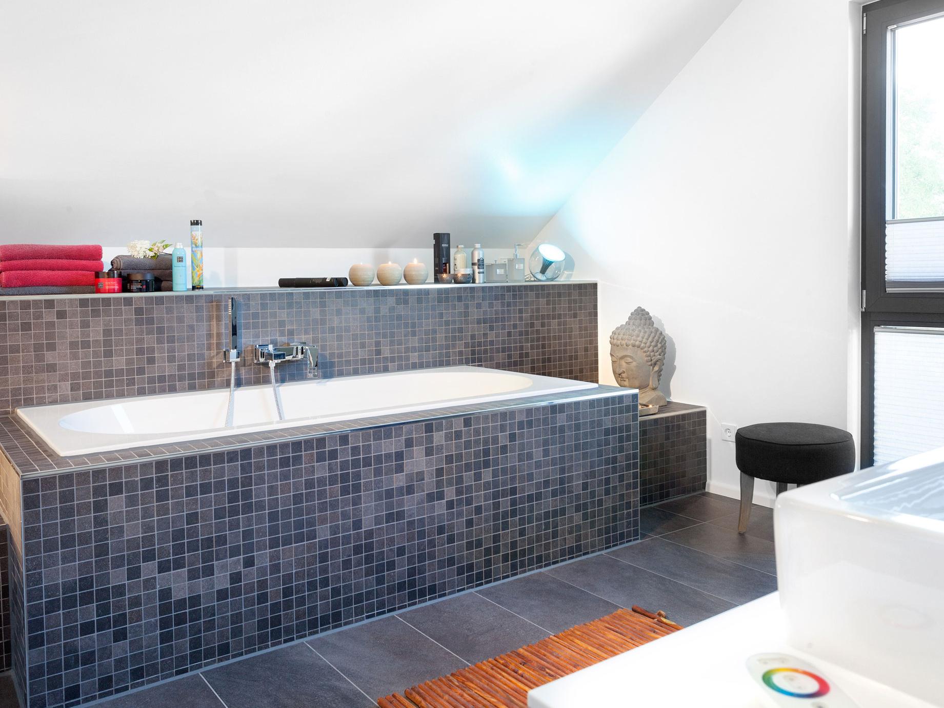 Modern Bath in a subtle Mosaiq look 