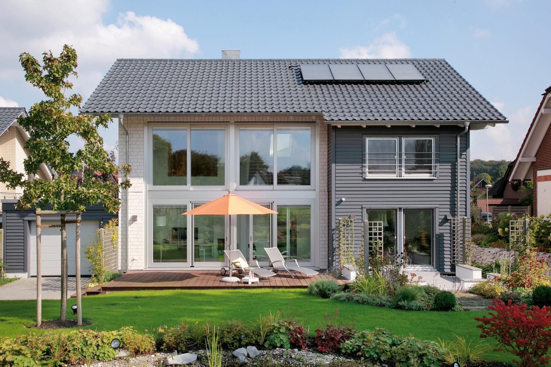 Maison préfabriquée moderne avec façade en bois et en briques