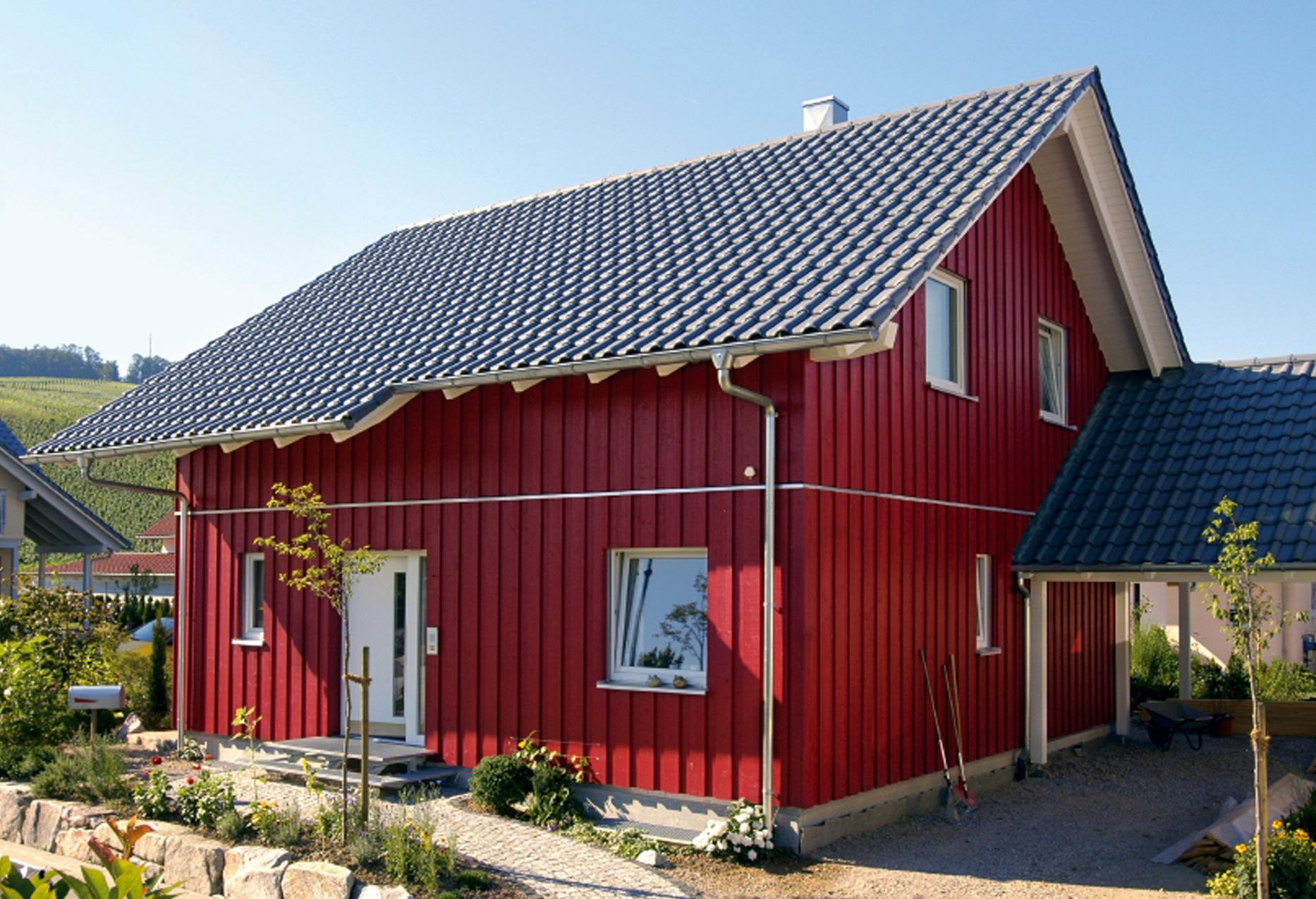 Skandinavisches Fertighaus mit roter Holzfassade