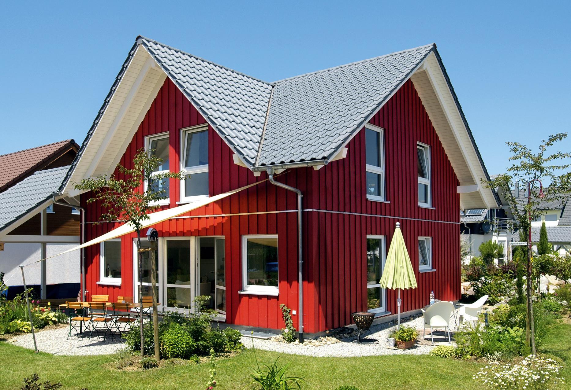 Casa prefabbricata country house in stile scandinavo von facciata rossa in legno e tetto a due falde  
