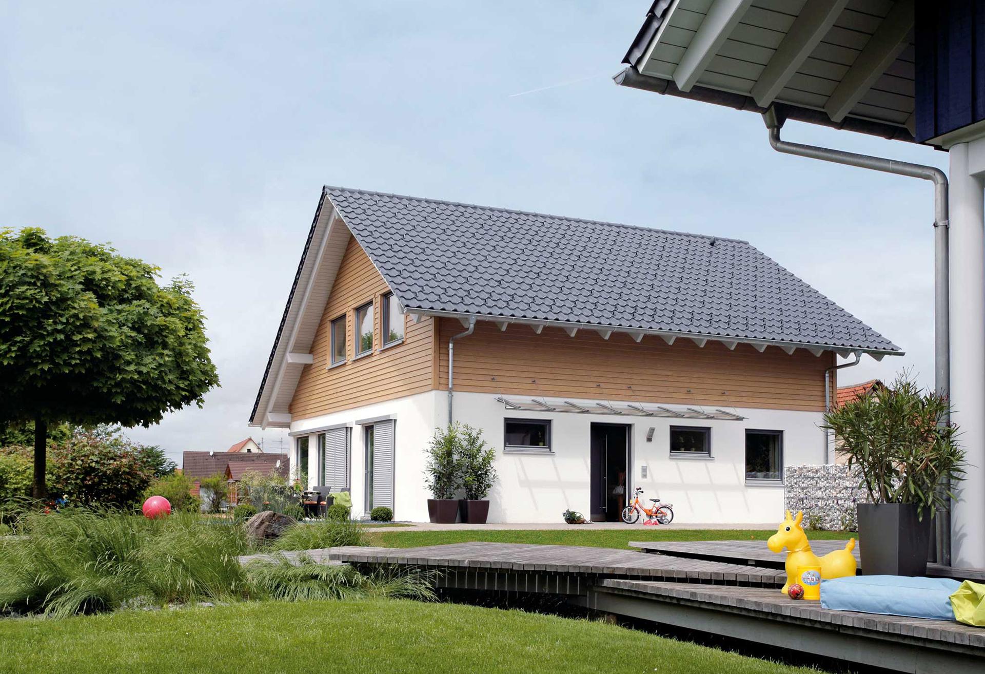 [Translate to Français:] Klassisches Einfamilienhaus mit Sonneninsel
