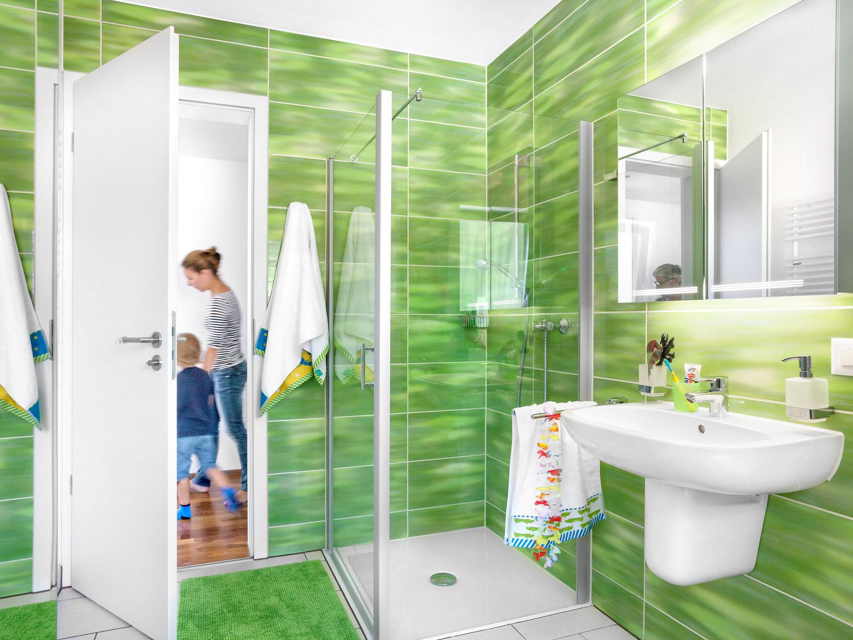 Salle de bain avec des carreaux verts