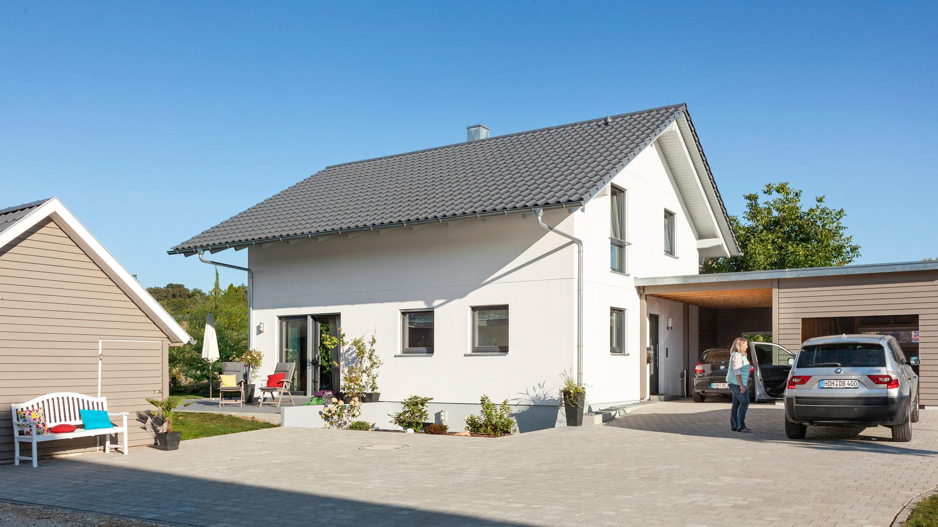 Casa unifamiliare con cortile grande e garage