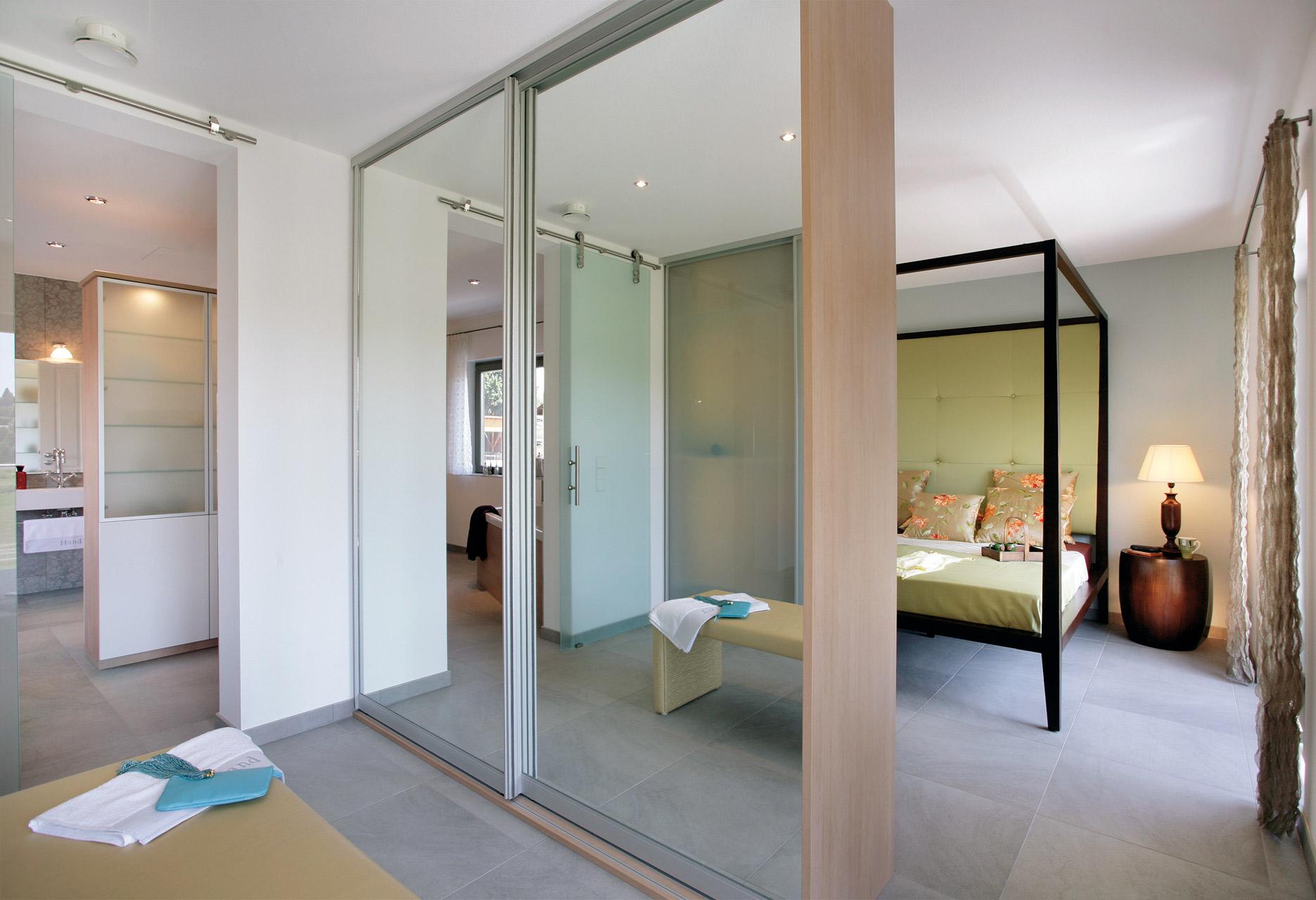 Dormitorio con vestidor y armario con espejo grande