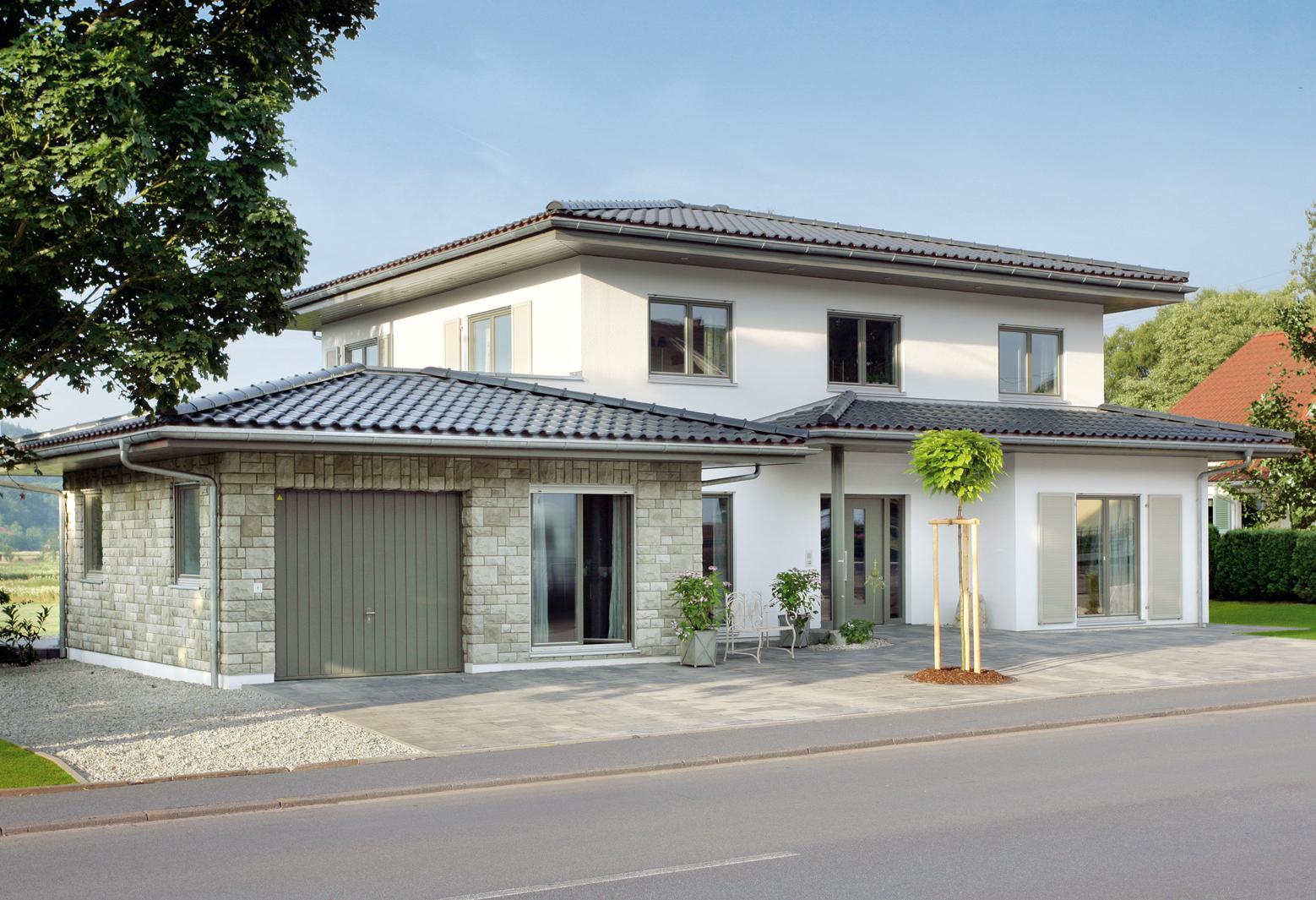 Villa de campagne avec garage avec façade en pierre