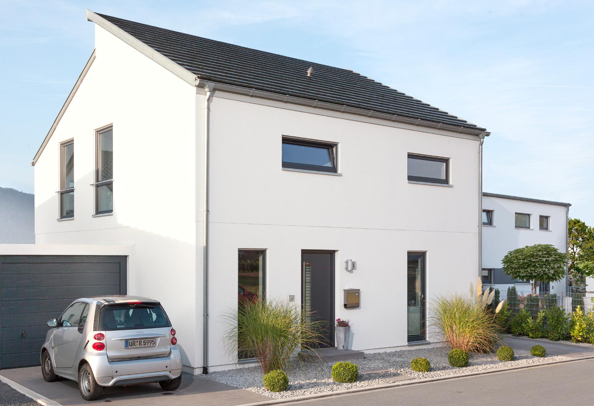 Modernes Haus mit versetztem Pultdach