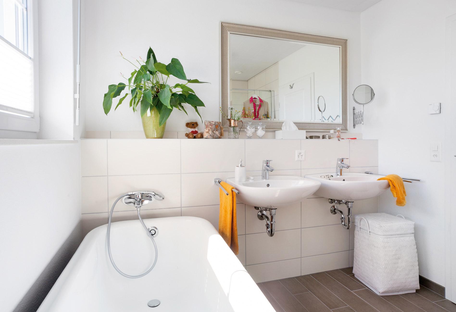 Klassisches und helles Badezimmer