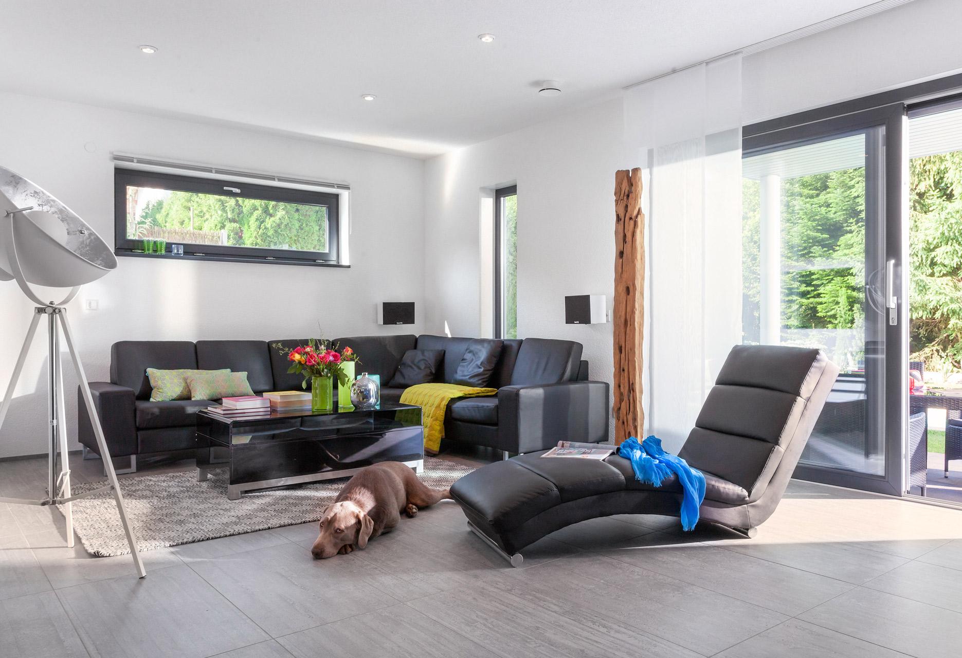 Salon moderne avec canapé en cuir