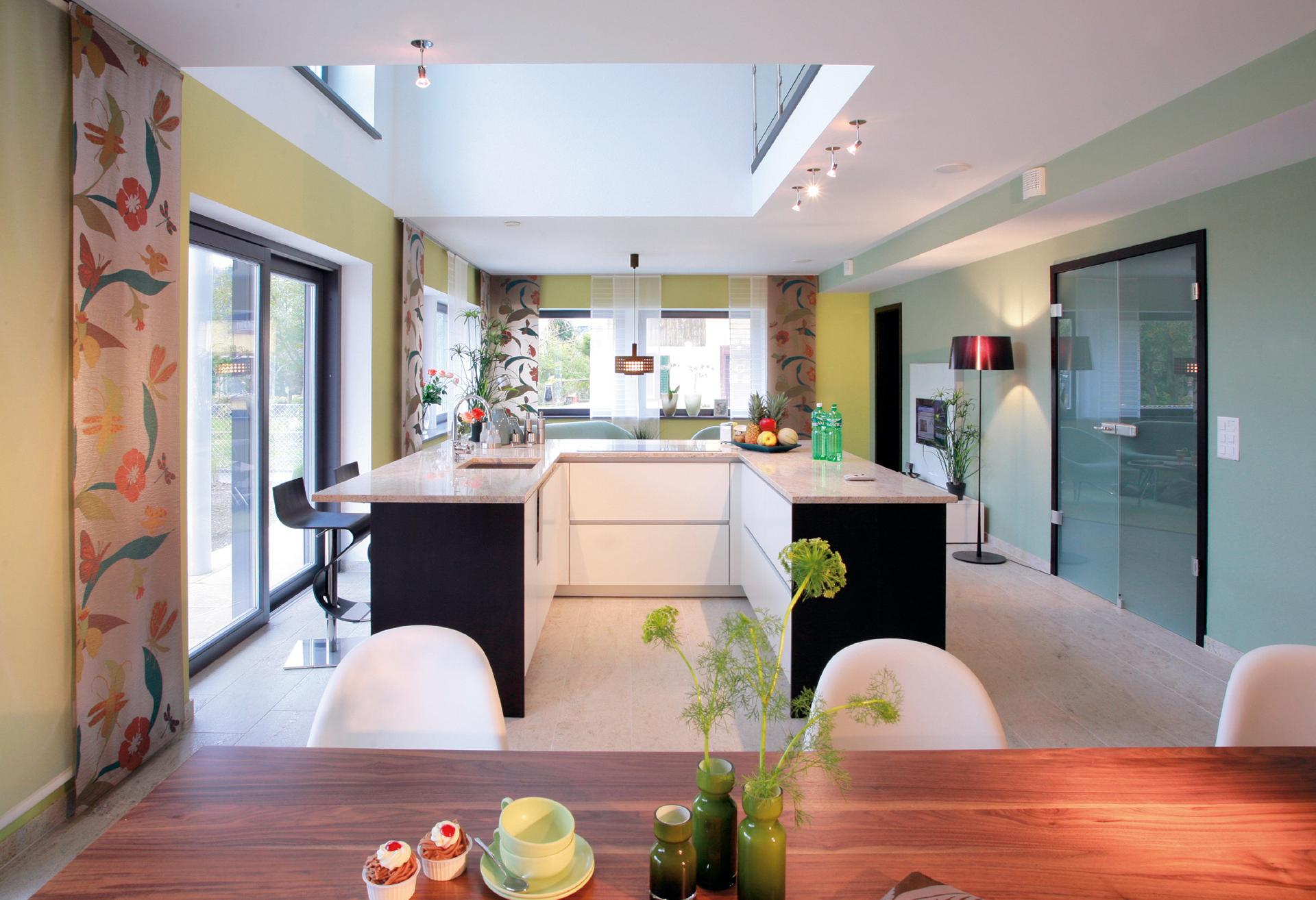 Moderne Wohnküche mit Kochinsel in U-Form